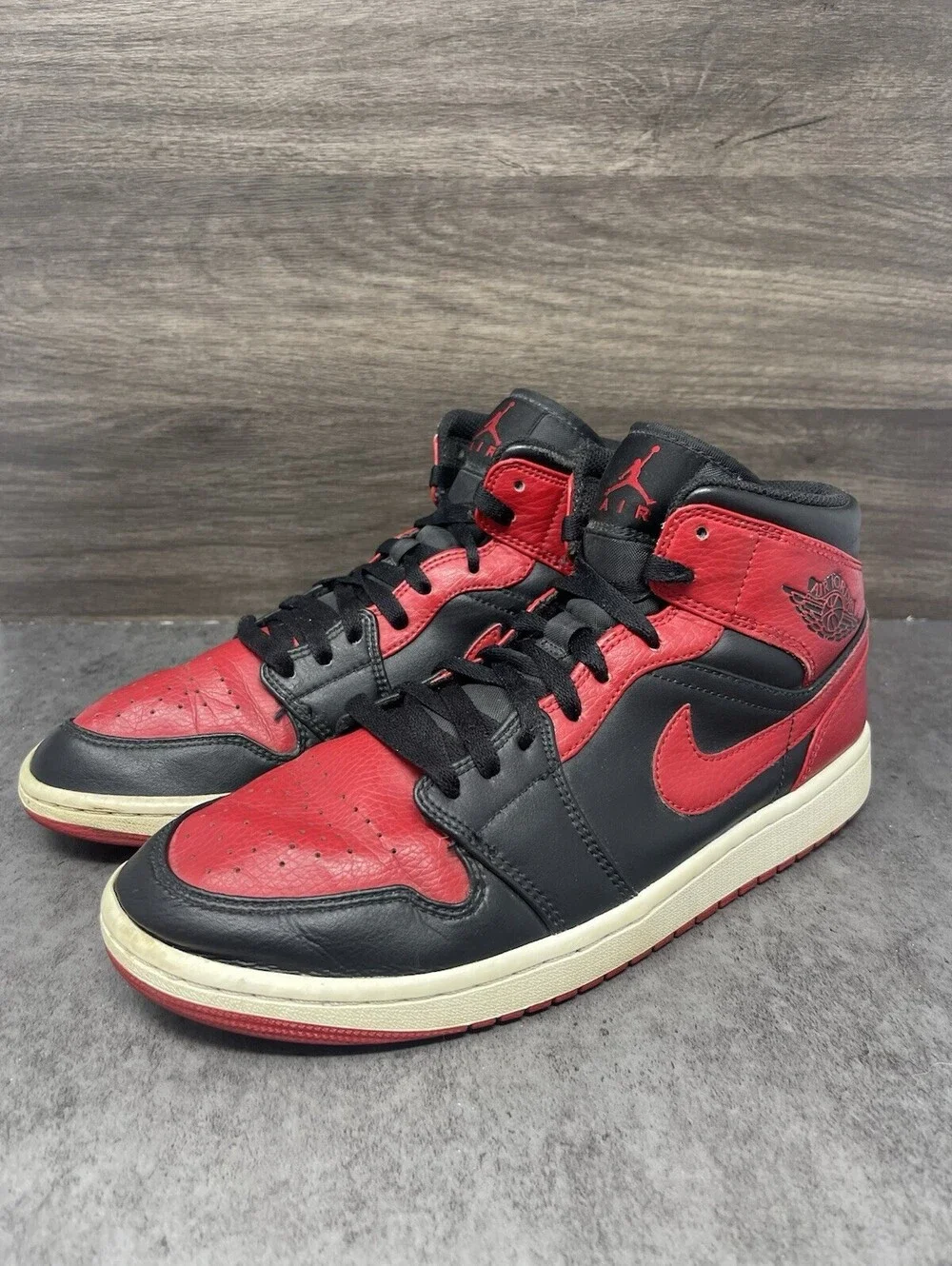 Air Jordan 1 Mid Sneakers Mens Size 9.5 Black Red Banned 554724-074